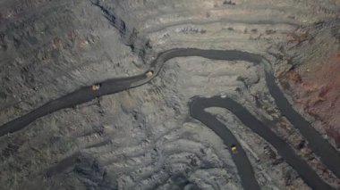 Demir cevheri madenciliği ocağı devasa demir cevheri madencilik hava fotoğrafçılığı 4K