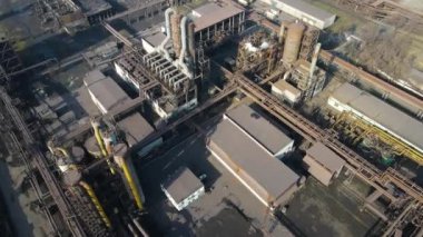 Metalürji fabrikasından hava manzaralı baca dumanı