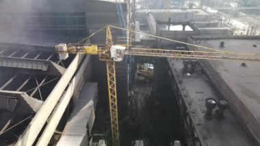 İnsansız hava araçlarından alınan çelik fabrikasının hava görüntüleri. Metalürjik bitkinin çok üstünde bacadan bir duman bulutu yükseliyor..