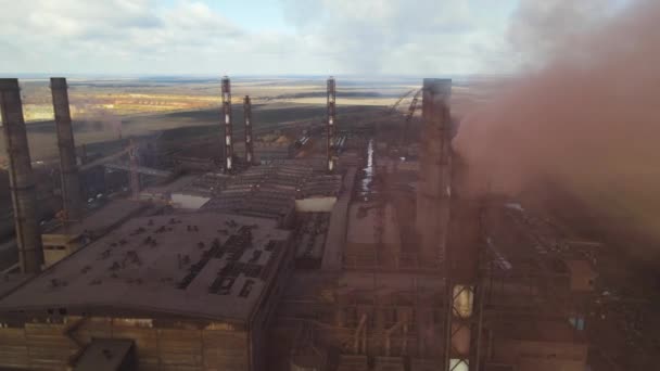 一个钢厂从无人驾驶飞机上取下的管子的空中录像 高高在上的冶炼厂和烟云从烟囱里冒出来 — 图库视频影像