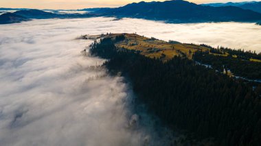 bulutların üstündeki dağlar.