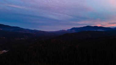 Dağlar çam ormanları Güzel kış manzarası Yükseklerden