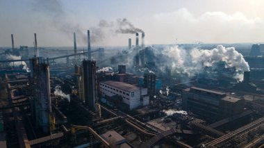 Çelik fabrikası tepedeki drone atış endüstrisi bacalardan duman çıkarıyor