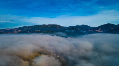 bulutların üstündeki dağlar.