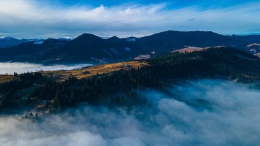 bulutların üstündeki dağlar.