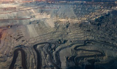 Büyük demir cevheri ocağı demir cevheri taş ocağı üst görüş Aero fotoğraf çekimi.