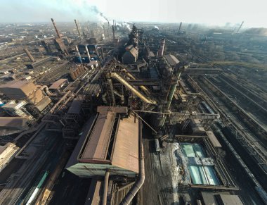 Çelik fabrikası tepedeki drone atış endüstrisi bacalardan duman çıkarıyor