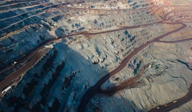 Büyük demir cevheri ocağı demir cevheri taş ocağı üst görüş Aero fotoğraf çekimi.