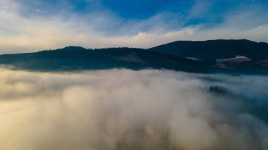 bulutların üstündeki dağlar.