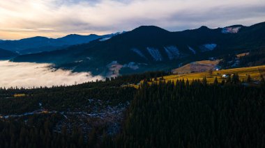 bulutların üstündeki dağlar.