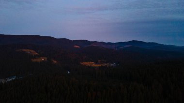 Dağlar çam ormanları Güzel kış manzarası Yükseklerden