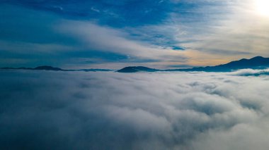 bulutların üstündeki dağlar.