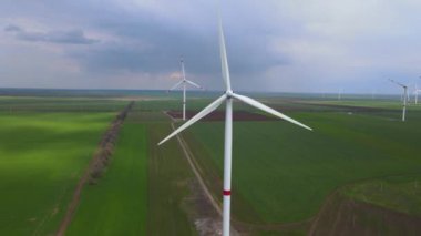 Sürdürülebilir kalkınma için temiz yenilenebilir enerji üreten rüzgar çiftlikleri. Alternatif enerji. Geniş rüzgar türbinleri. Havada bıçaklar var..