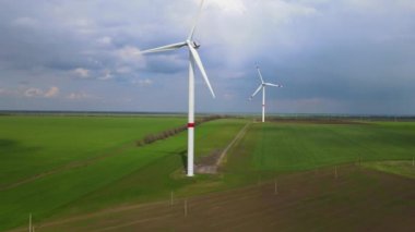 Sürdürülebilir kalkınma için temiz yenilenebilir enerji üreten rüzgar çiftlikleri. Alternatif enerji. Geniş rüzgar türbinleri. Havada bıçaklar var..