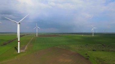 Sürdürülebilir kalkınma için temiz yenilenebilir enerji üreten rüzgar çiftlikleri. Alternatif enerji. Geniş rüzgar türbinleri. Havada bıçaklar var..