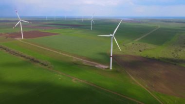 Sürdürülebilir kalkınma için temiz yenilenebilir enerji üreten rüzgar çiftlikleri. Alternatif enerji. Geniş rüzgar türbinleri. Havada bıçaklar var..