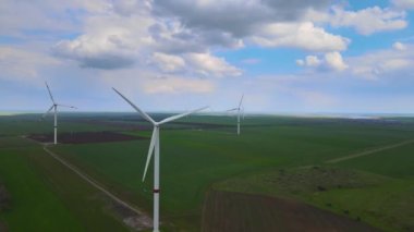 Sürdürülebilir kalkınma için temiz yenilenebilir enerji üreten rüzgar çiftlikleri. Alternatif enerji. Geniş rüzgar türbinleri. Havada bıçaklar var..