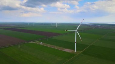 Sürdürülebilir kalkınma için temiz yenilenebilir enerji üreten rüzgar çiftlikleri. Alternatif enerji. Geniş rüzgar türbinleri. Havada bıçaklar var..