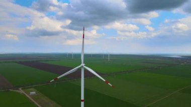 Sürdürülebilir kalkınma için temiz yenilenebilir enerji üreten rüzgar çiftlikleri. Alternatif enerji. Geniş rüzgar türbinleri. Havada bıçaklar var..