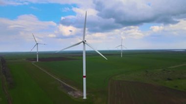 Sürdürülebilir kalkınma için temiz yenilenebilir enerji üreten rüzgar çiftlikleri. Alternatif enerji. Geniş rüzgar türbinleri. Havada bıçaklar var..