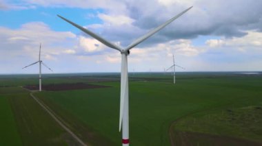 Sürdürülebilir kalkınma için temiz yenilenebilir enerji üreten rüzgar çiftlikleri. Alternatif enerji. Geniş rüzgar türbinleri. Havada bıçaklar var..