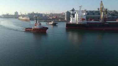 İskele rıhtımındaki ticaret ihracatındaki bir kargo gemisinin hava görüntüsü. Derin su limanına yükleme ve boşaltma, ticari lojistik ithalat ve ihracat kargo taşımacılığının hava görüntüsü