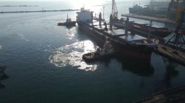 İskele rıhtımındaki ticaret ihracatındaki bir kargo gemisinin hava görüntüsü. Derin su limanına yükleme ve boşaltma, ticari lojistik ithalat ve ihracat kargo taşımacılığının hava görüntüsü