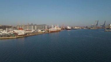 İskele rıhtımındaki ticaret ihracatındaki bir kargo gemisinin hava görüntüsü. Derin su limanına yükleme ve boşaltma, ticari lojistik ithalat ve ihracat kargo taşımacılığının hava görüntüsü