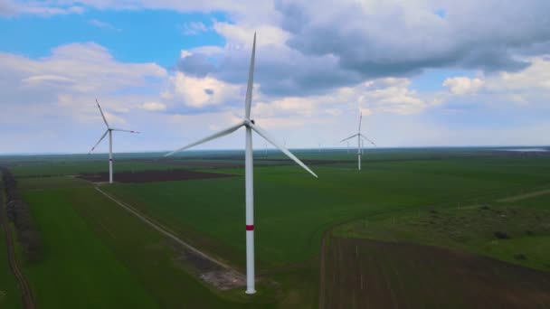 持続可能な開発のためのクリーンな再生可能エネルギーを生み出す風力発電所 代替エネルギーだ 視野内にブレードを持つ大型風力タービン — ストック動画