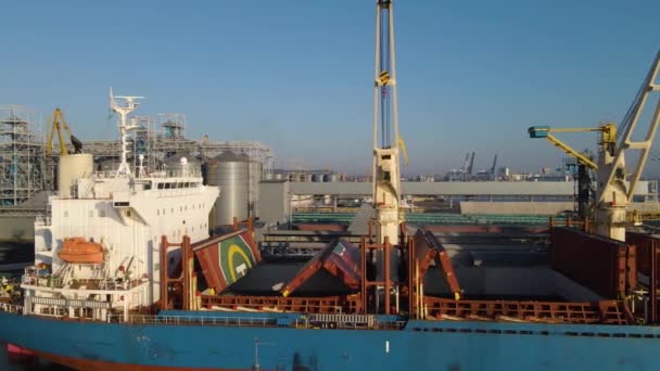 Luchtfoto Van Een Vrachtschip Haven Trade Export Laden Lossen Diepzeehaven — Stockvideo