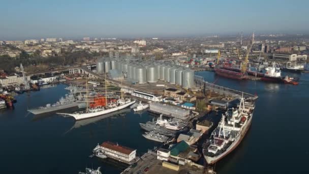 Vista Aérea Navio Carga Doca Portuária Comércio Exportação Carregando Descarregando — Vídeo de Stock