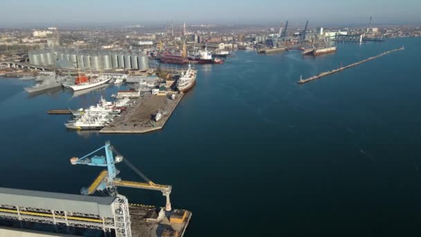 Vista Aérea Buque Carga Muelle Portuario Comercio Exportación Carga Descarga — Vídeos de Stock