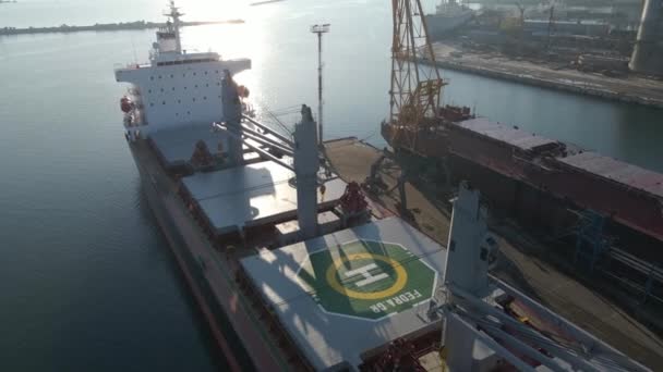 Vista Aérea Buque Carga Muelle Portuario Comercio Exportación Carga Descarga — Vídeos de Stock