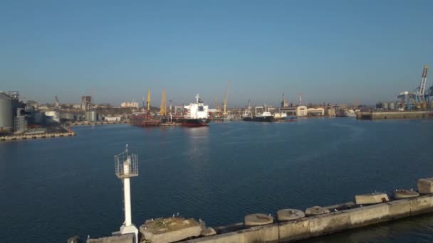 Vista Aérea Navio Carga Doca Portuária Comércio Exportação Carregando Descarregando — Vídeo de Stock