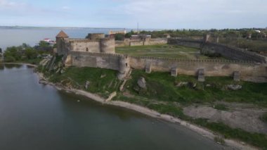 Akkerman Kalesi Avrupa 'nın deniz kıyısındaki ortaçağ kayalık kıyılarının havadan görünüşü