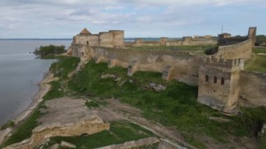 Akkerman Kalesi Avrupa 'nın deniz kıyısındaki ortaçağ kayalık kıyılarının havadan görünüşü