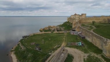 Akkerman Kalesi Avrupa 'nın deniz kıyısındaki ortaçağ kayalık kıyılarının havadan görünüşü