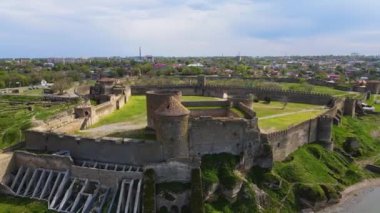 Akkerman Kalesi Avrupa 'nın deniz kıyısındaki ortaçağ kayalık kıyılarının havadan görünüşü