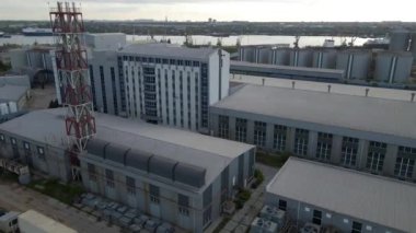 Büyük liman fabrikası sanayii en üst seviye depo yükleme duman