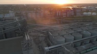 Büyük liman fabrikası sanayii en üst seviye depo yükleme duman