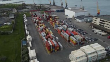 Yükleme konteynırları kargo iskelesi hava görüntüsü 4K görüntüsüne yükleniyor