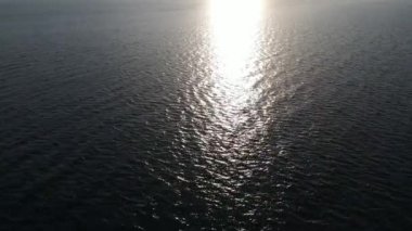 Bir insansız hava aracının su üzerindeki deniz manzarası