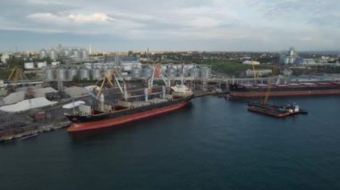 4K modern endüstriyel liman, konteynırlar üst veya kuş bakışı. İthalat ve ihracat kargosudur ve nakliye limanının bir parçasıdır. Avrupa