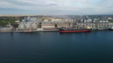 4K modern endüstriyel liman, konteynırlar üst veya kuş bakışı. İthalat ve ihracat kargosudur ve nakliye limanının bir parçasıdır. Avrupa