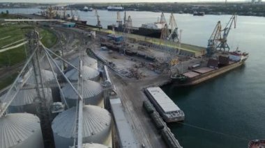 4K modern endüstriyel liman, konteynırlar üst veya kuş bakışı. İthalat ve ihracat kargosudur ve nakliye limanının bir parçasıdır. Avrupa