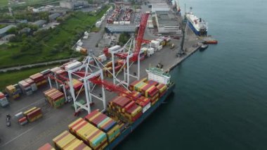 4K modern endüstriyel liman, konteynırlar üst veya kuş bakışı. İthalat ve ihracat kargosudur ve nakliye limanının bir parçasıdır. Avrupa