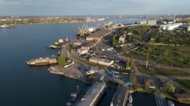 4K modern endüstriyel liman, konteynırlar üst veya kuş bakışı. İthalat ve ihracat kargosudur ve nakliye limanının bir parçasıdır. Avrupa