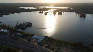 4K modern endüstriyel liman, konteynırlar üst veya kuş bakışı. İthalat ve ihracat kargosudur ve nakliye limanının bir parçasıdır. Avrupa