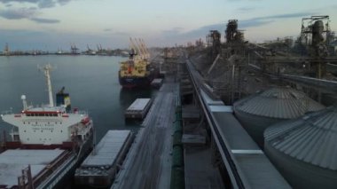 4K modern endüstriyel liman, konteynırlar üst veya kuş bakışı. İthalat ve ihracat kargosudur ve nakliye limanının bir parçasıdır. Avrupa