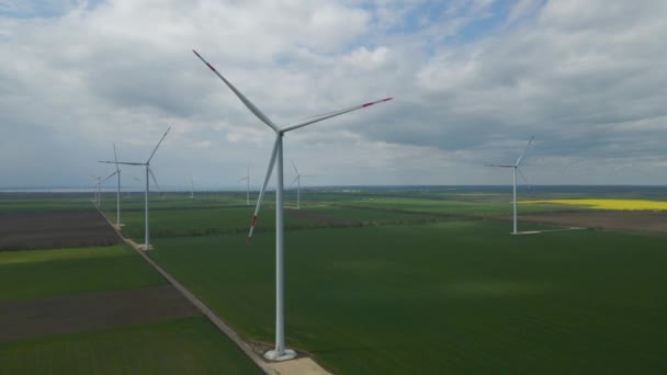 Große Windkraftanlagen Mit Schaufeln Feld Luftbild Blauer Himmel Windpark Zeitlupe — Stockvideo